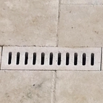Piscina_travertino_griglia_forata_01