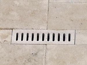 Piscina_travertino_griglia_forata_01