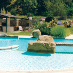 Piscina con rocce naturali