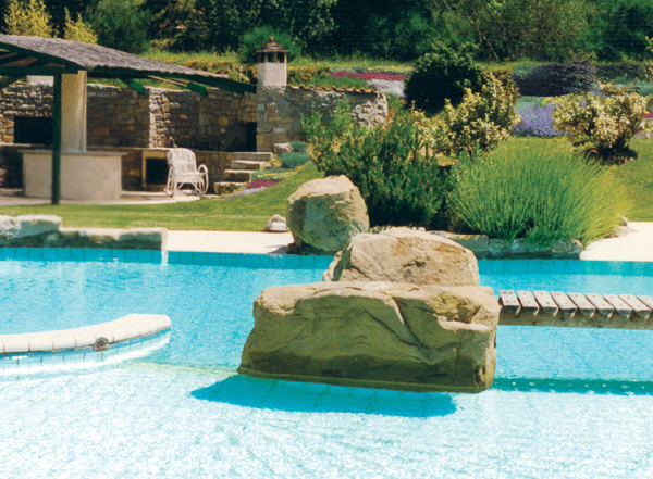 Piscina con rocce naturali