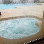 Piscina_travertino_pioggia-_idromassaggio